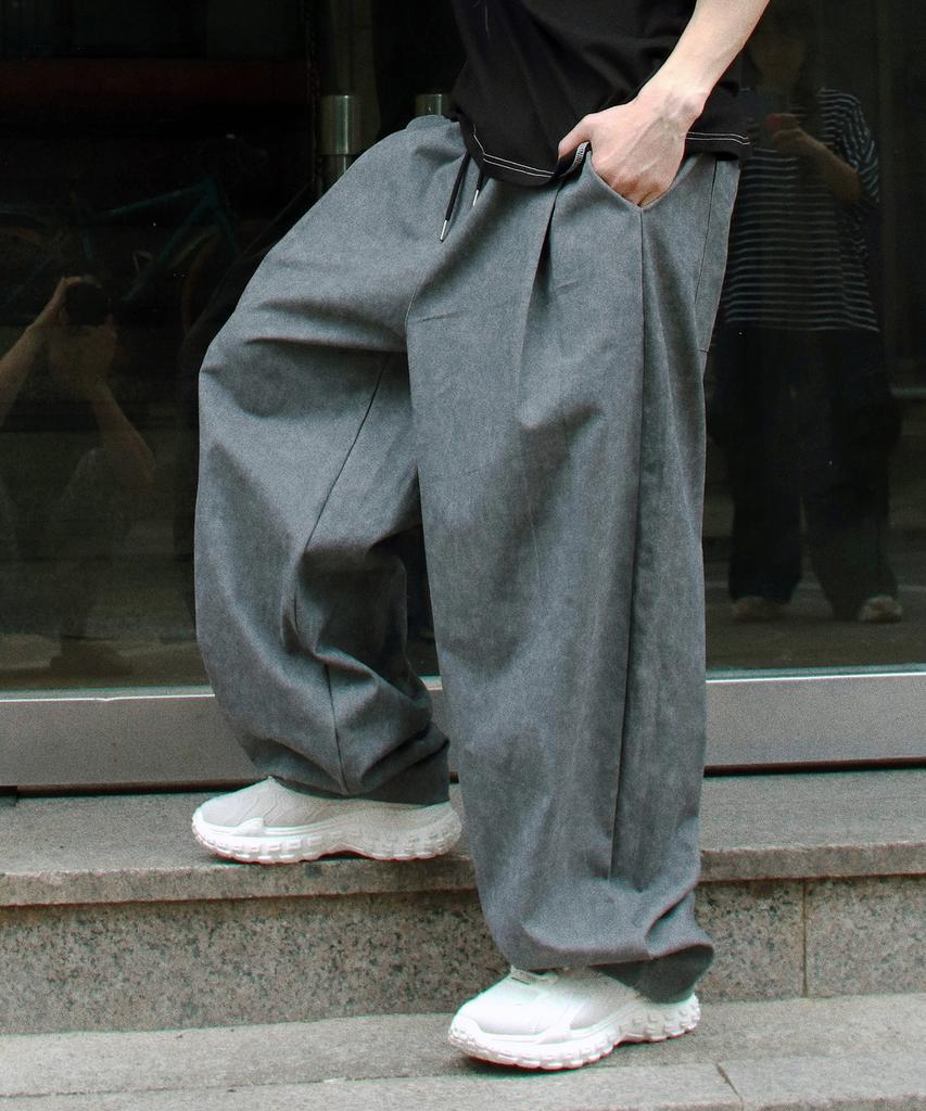 Deumakeu M Grunge Washing Side One Tuck Curved Wide Pants Charcoal