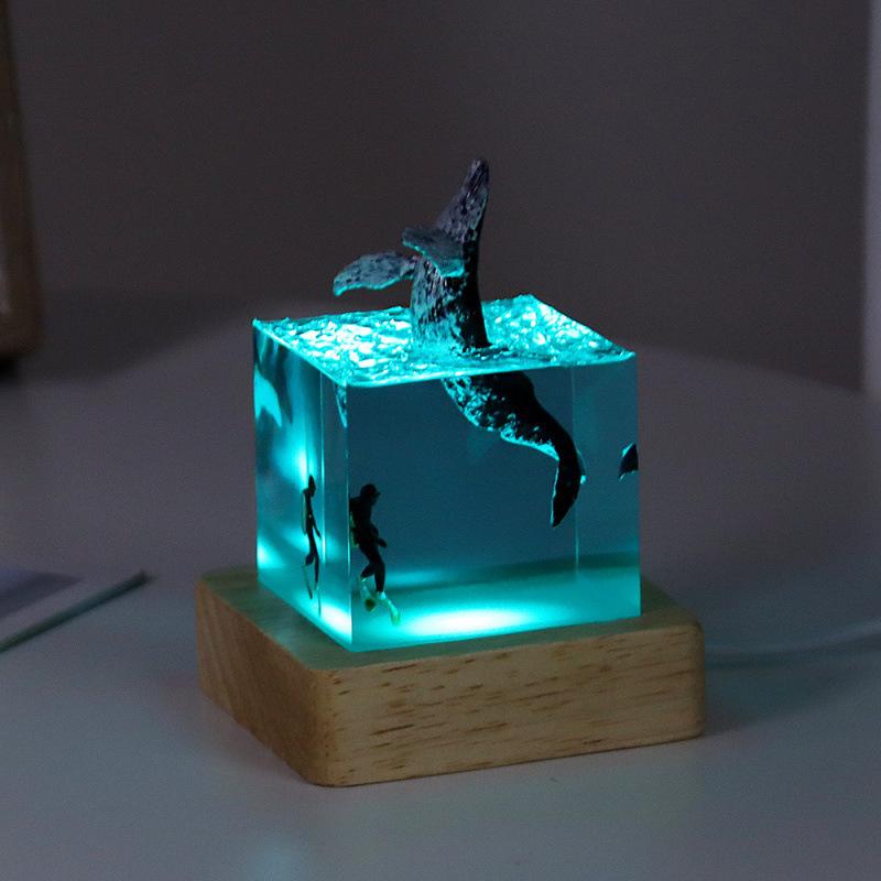 Adorno de Cubo de Resina de Ballena Jorobada Luminoso para Noche
