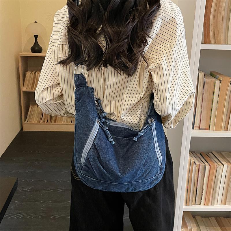 Retro large-capacity foreign-style personalized dumpling bag 2026 spring new fashion college student commuting shoulder messenger bag