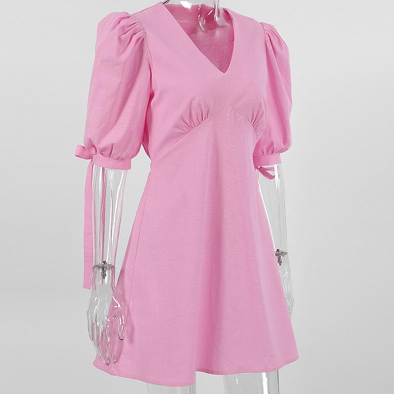 Летнее платье женское элегантное с V-образным вырезом и рукавами-фонариками на шнуровке — фото 10