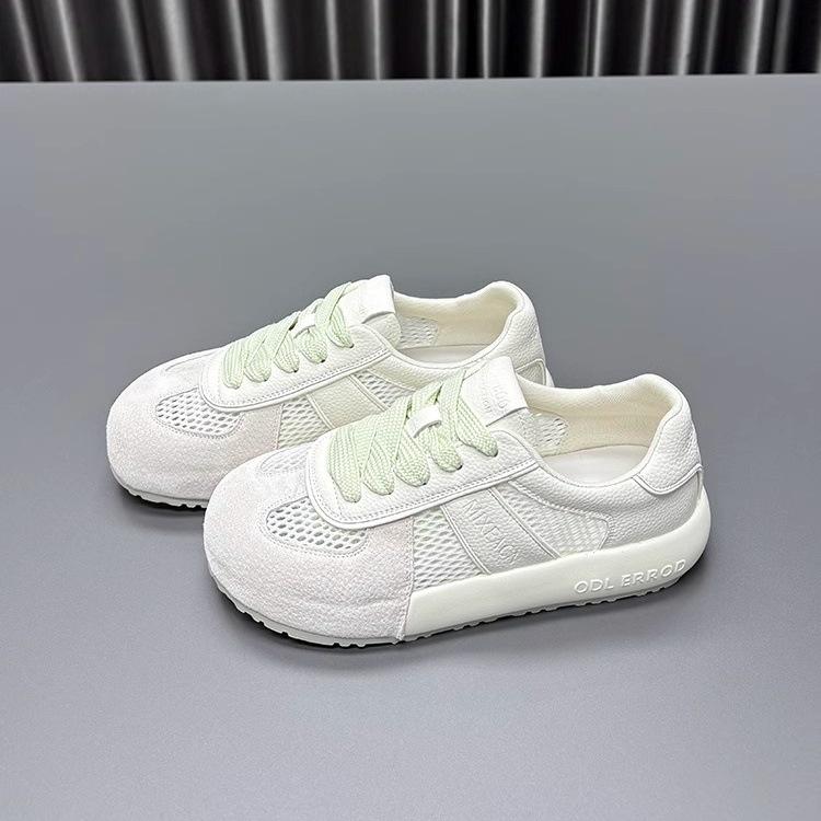 Koreanische Version von leichten, matten Leder-Einzelnetz-atmungsaktiven Freizeitschuhen für Damen-Frühjahr- und Sommer-2025-Modelle, vielseitig höhenvergrößernd