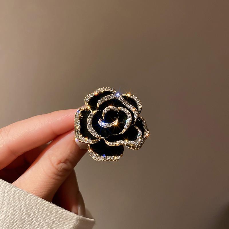 

1pc Women Elegant Camellia Brooch High-end Exquisite Resin Rhinestone French Brooch for Daily Banquet Wearing Suit Pin Accessory чёрный