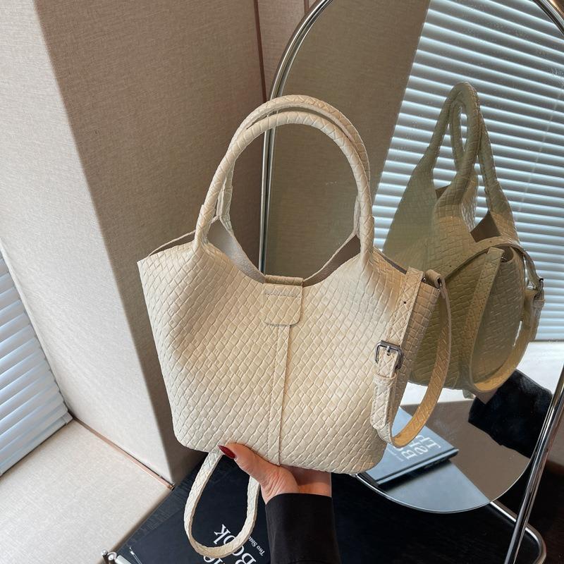 Spring and summer new woven pattern commuting casual simple large capacity retro underarm portable shoulder bag women