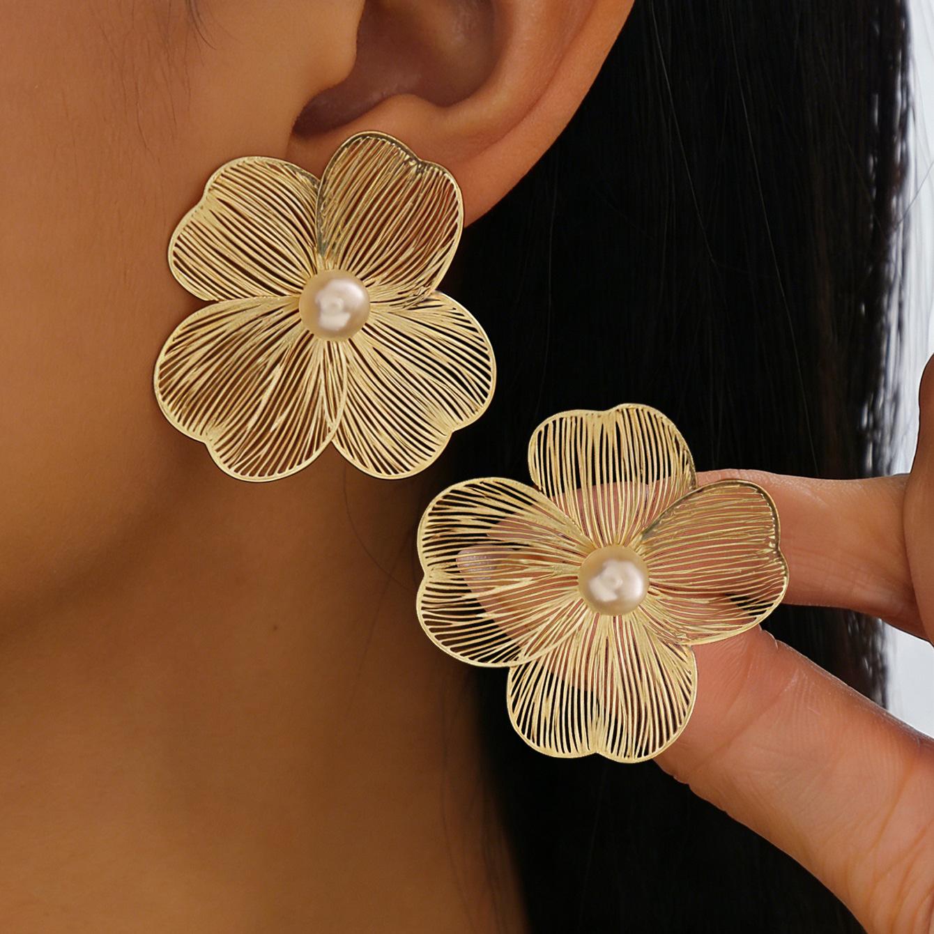 Exaggerated big flower earrings women s new design temperament socialite pearl stud earrings
