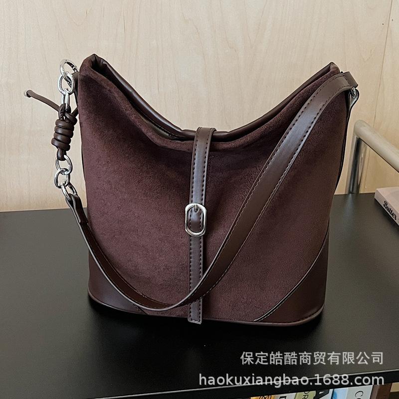 Retro bag women's large capacity 2025 new autumn and winter versatile simple shoulder bag popular commuter bucket bag this year