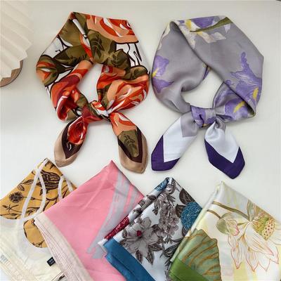 Floraler kleiner quadratischer Schal für Damen: Frühlings- & Herbst-Halsaccessoire