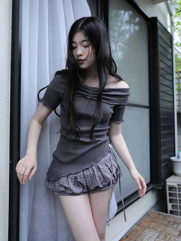 Eogeulliswedou Asymmetric Rib Off-Shoulder Top (Charcoal)