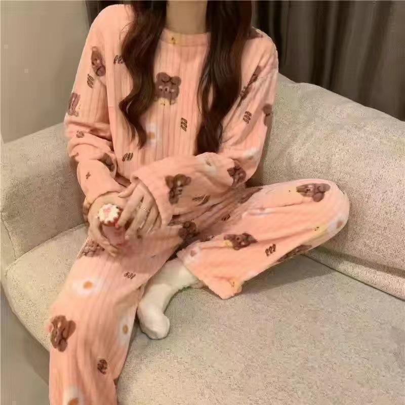 Cute and sweet autumn and winter pajamas women can wear the new coral fleece warm thickened long-sleeved loungewear set
