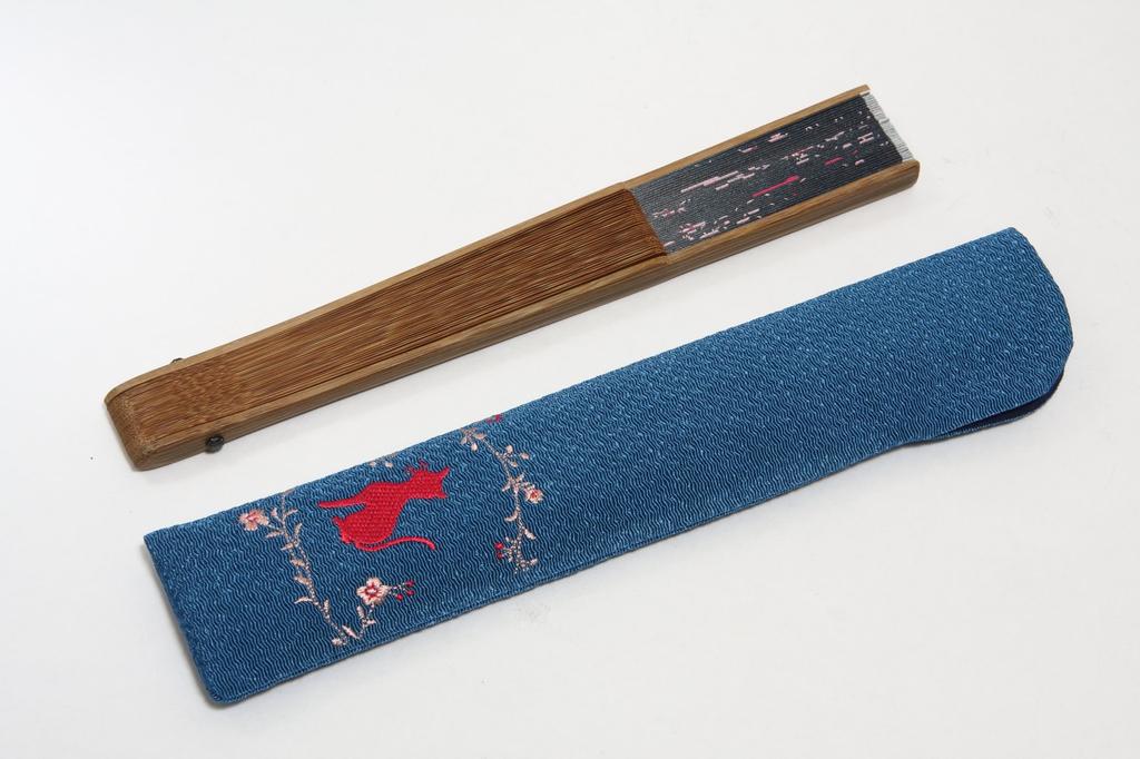 Fan with Cat Comes with a Carrying This Fan Is Short and and Comes In a Paulownia Wood [Hasegawa] Hand-printed Pattern, Case. Flexible, Box.