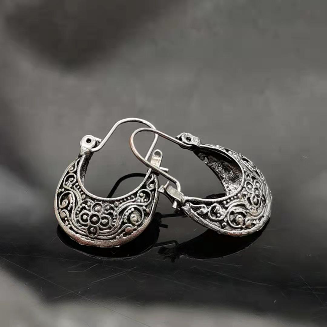 

Jinchen Retro Silver Moon Carved Round Earrings for Women - European & American Style