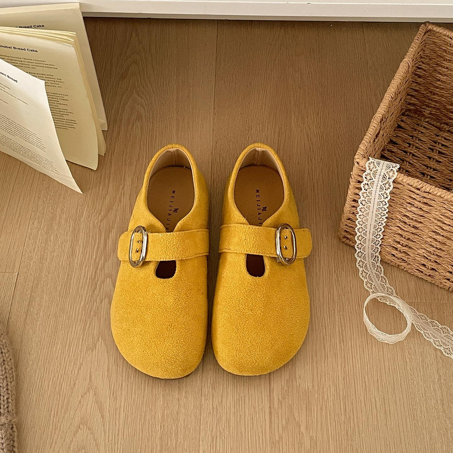 

Queen Fan retro brown flat-bottomed shallow mouth single shoes women s 2025 new autumn skirt soft-soled Birkenstock single shoes 40 жёлтый