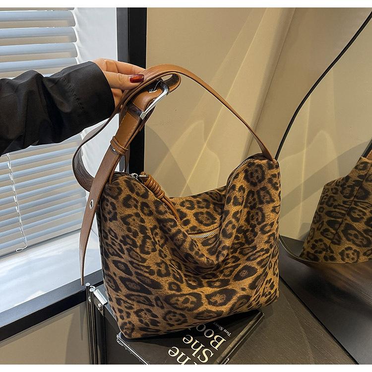 

Сумка з леопардовим принтом Жіноча сумка великої ємності Осінь і зима через плече 2024 Нова повсякденна ретро-міська сумка хакі