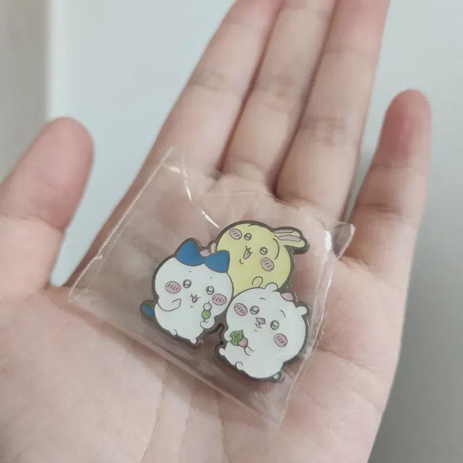

Yuzakugi Chiikawa Usagi Hachiware Pin Badge