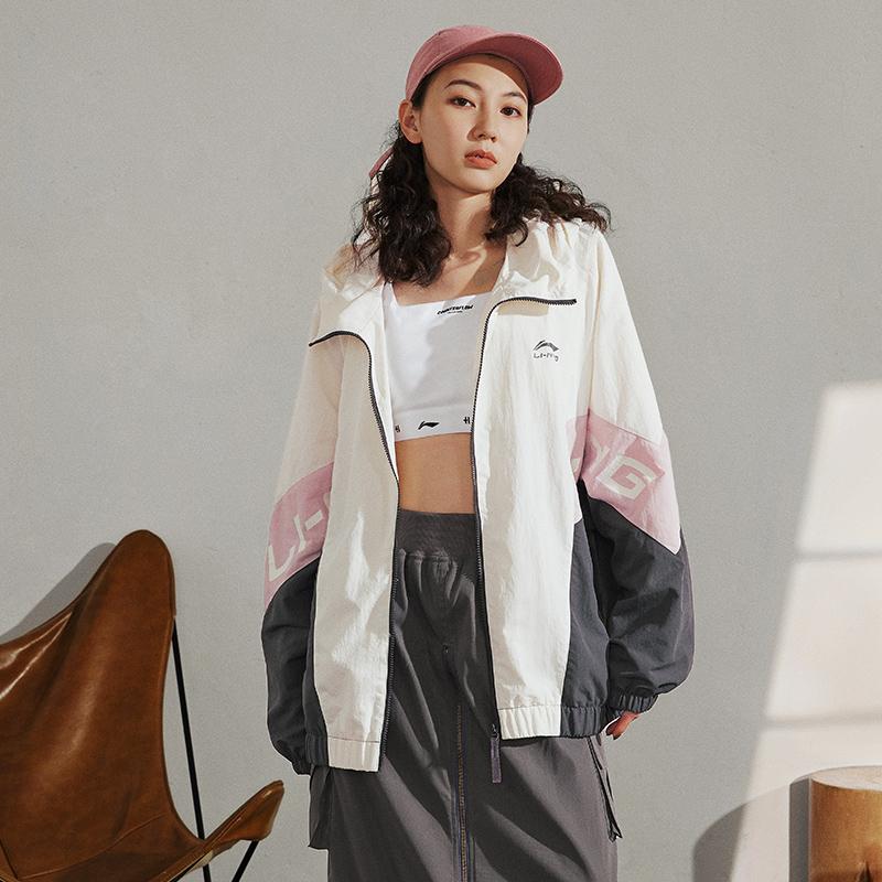 LiNing Ruffled Sports Fashion Series Windproof Water-Repellent Logo Print Hooded Straight Loose Comfortable Jacket Unisex Jacket Fog-Gray AFDU887-1