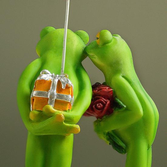 Cartoon Frog Figurine Kissing Meditation Toilet Frog Statue Resin Animal