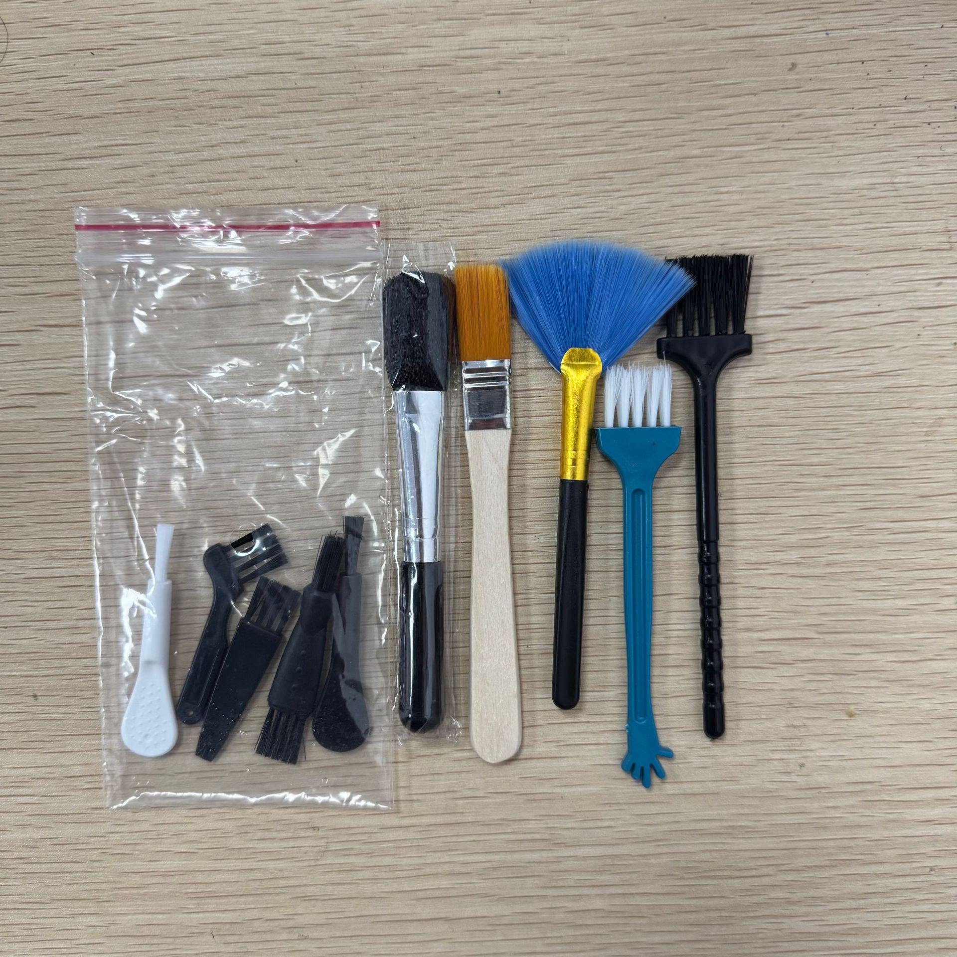 

«Универсальный инструмент для чистки»: Мягкая щетка и ручка для клавиатур, телефонов, наушников и Bluetooth-гарнитур.