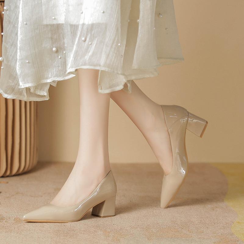 Nude high heels women's new temperament patent leather is not tired, pointed feet medium thick heel light mouth single shoes women
