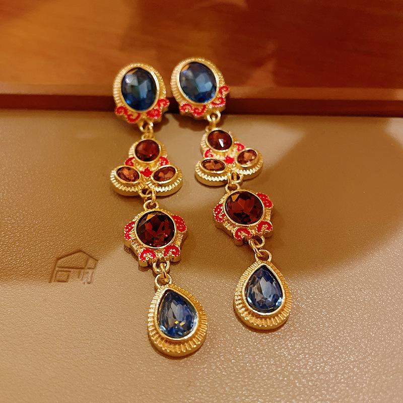 

Винтажное колье-капля со стразами и жемчугом - Элегантный и универсальный дизайн