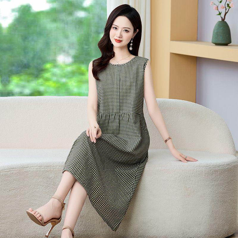 Mom's Trendy Plaid Dress: Literary, Stylish, Sleeveless, Long, Slimming, Loose Fit.