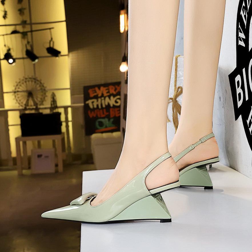 

1097-K27 Korean version of fashion patent leather, shallow mouth, pointed head, hollowed out rear strap, high heel, wedge heel, single shoes, wom 40 сірий колір