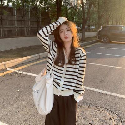 Gestreifter V-Ausschnitt Strick-Cardigan kleiner Mantel Damen Herbst und Winter Lockerer Außenpullover Fauler Retro Langarm-Oberteil