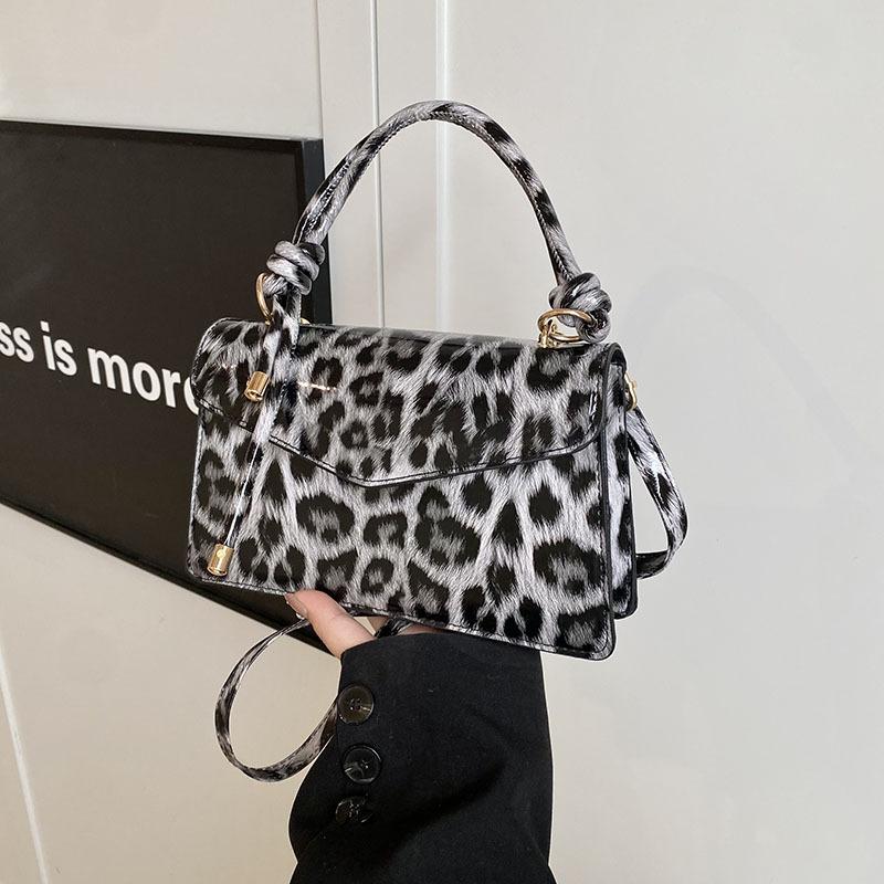 

Foreign style versatile casual fashion personality niche messenger bag women s high-end texture light luxury shopping daily matching чёрный