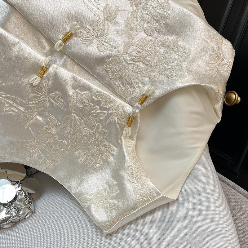 2025 Temperament High-end Vest Female Versatile Gentle Luxury Round Neck Buckle Embroidery