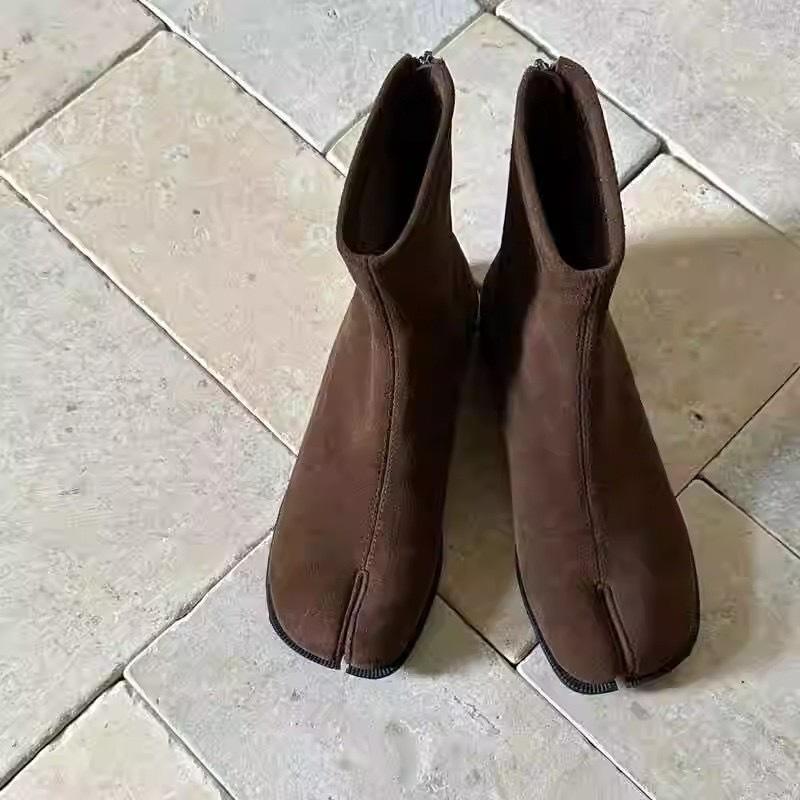 

Korean version of niche pig s trotters split-toe short boots women s 2025 new autumn and winter versatile flat Chelsea boots Martin boots 40