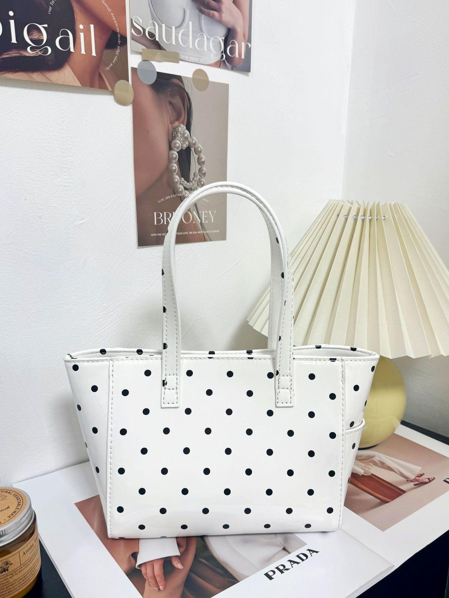 

Це жіноча лакована універсальна маленька квадратна сумка в горошок, літня домашня повсякденна сумочка, мила французька сумочка. білий