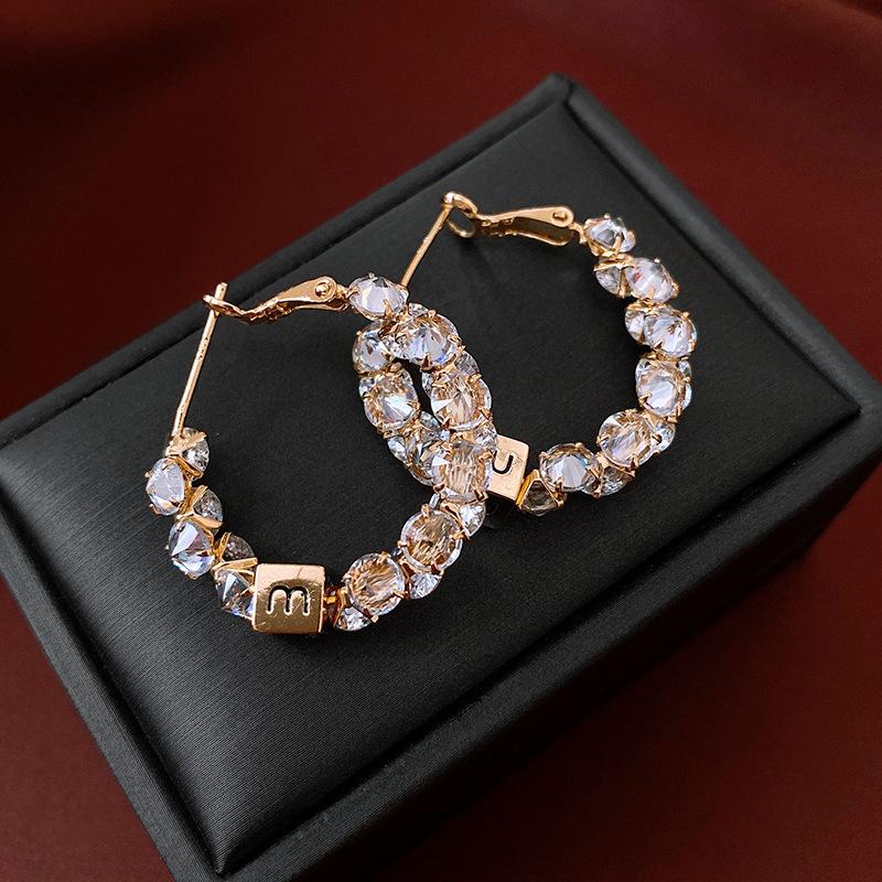 Echtgold-galvanisierte Silbernadel Zirkon Liebesohrringe Leichter Luxus High-End Ohrstecker Nischenohrringe Damen