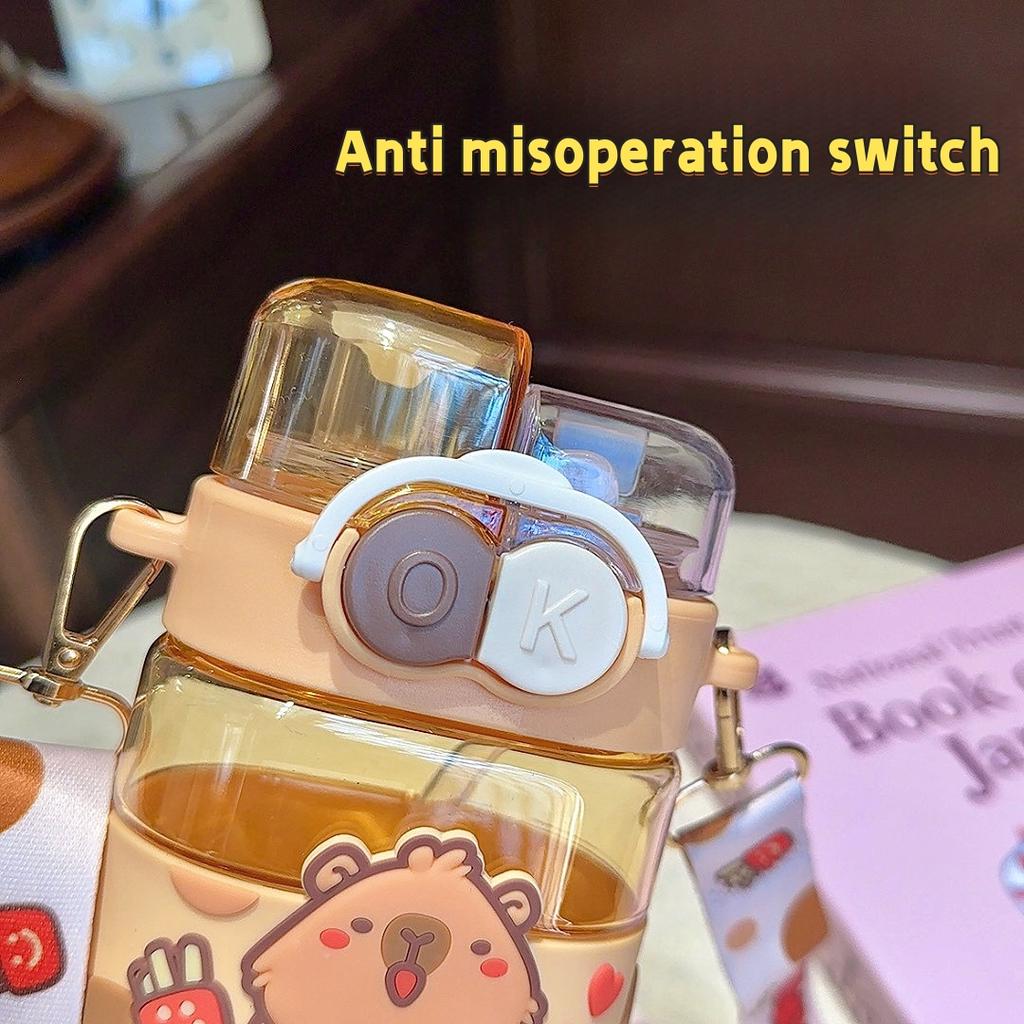 520ml Niedliche Kinderwasserflasche mit Strohhalm und Riemen Outdoor Tragbarer Kunststoff Cartoon Wasserbecher Kinder Camping Wasserflasche