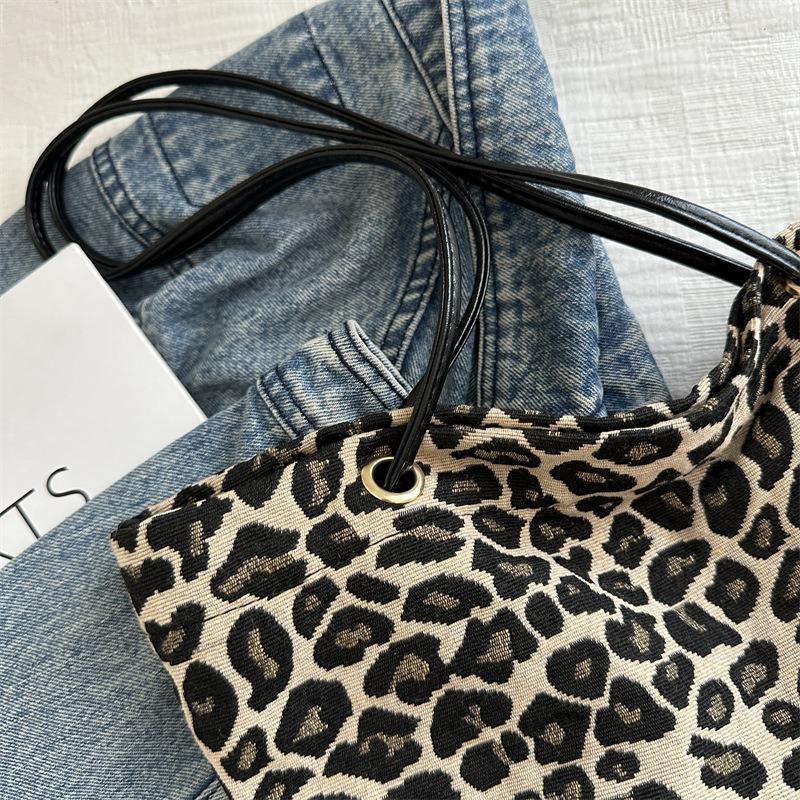 New leopard print large-capacity women's bag single shoulder tote ns trendy bag fashionable texture underarm Korean bag