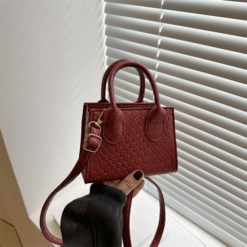 

Popular popular small bag 2025 summer new women s bag versatile messenger bag crocodile texture portable small square bag красный