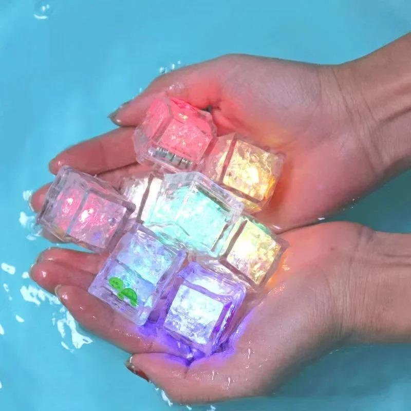 6 Stück Babybadewanne LED Leuchtende Spielzeuge Bunte Wasserdichte Leuchtende Eiswürfel für Badewanne Schwimmbad Geburtstag Weihnachten Geschenk