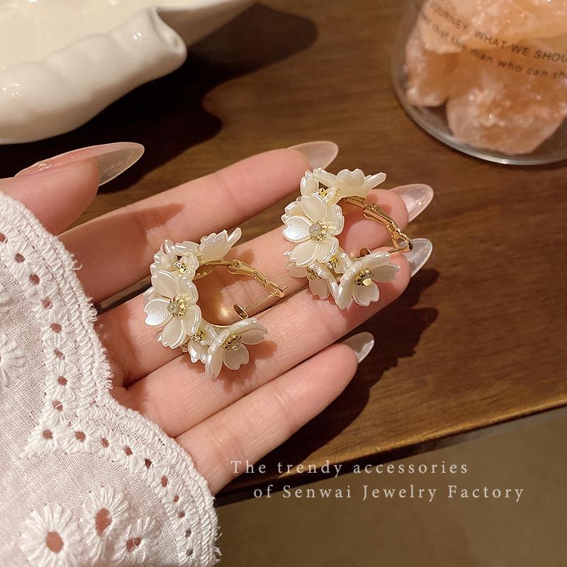 French super fairy white flower earrings women's light luxury earrings retro cold wind ears