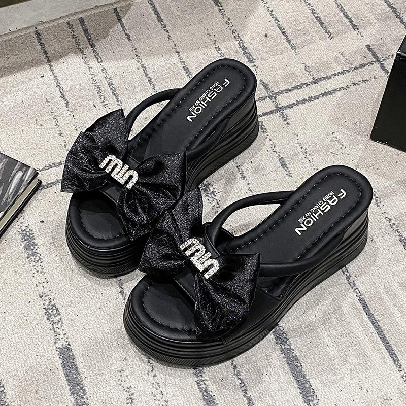 

Thick-soled heightening cool slippers for women s summer wear 2025 new models with skirts, fashionable temperament, wedge heels, muffin, beach shoes 35