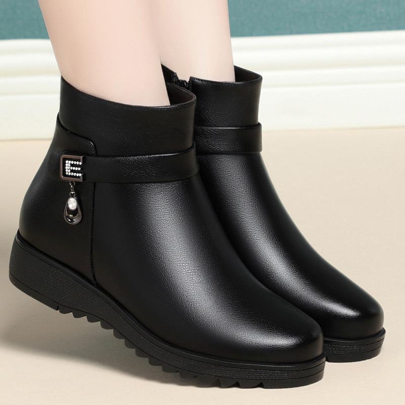 Mom Short Boots Autumn and Winter Shoes New Soft Leather Cotton Shoes Flat-soled Warm Boots Women's Velvet Leather Shoes and Elderly Women's Shoes