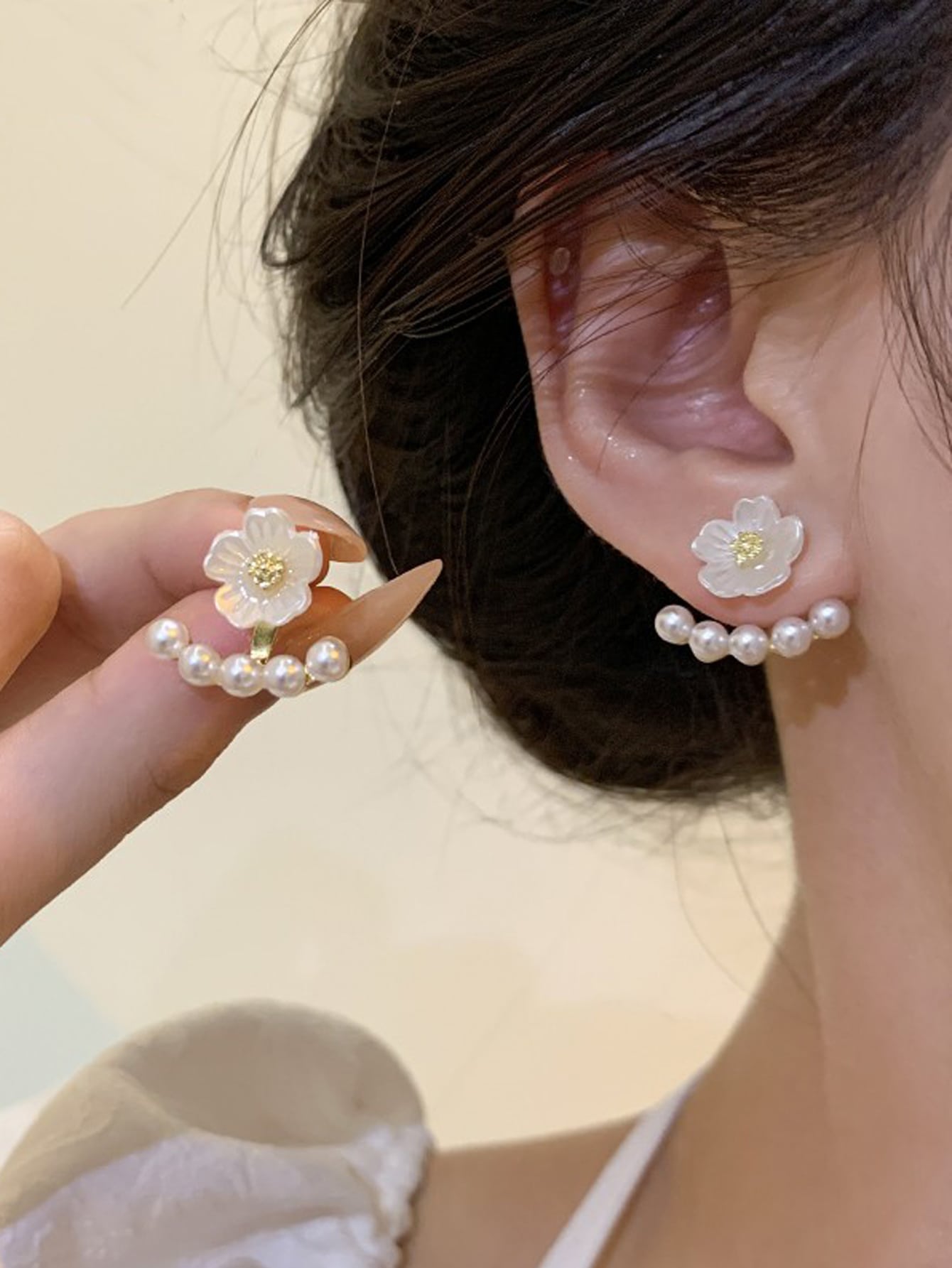 

1 пара женских милых серег с цветами и искусственным жемчугом, модные элегантные простые однотонные серьги, подходящие для повседневной носки, для отдыха, для вечеринки one-size белый