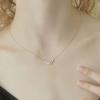 Adorned with A Necklace with The Letter W and Collarbone Chain, Featuring A Cool and Minimalist Design That Exudes A Trendy Temperament