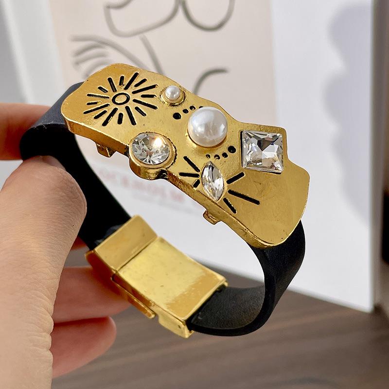 

Винтажный состаренный кожаный браслет с жемчугом и стразами: Женский браслет в стиле хай-энд «старые деньги»