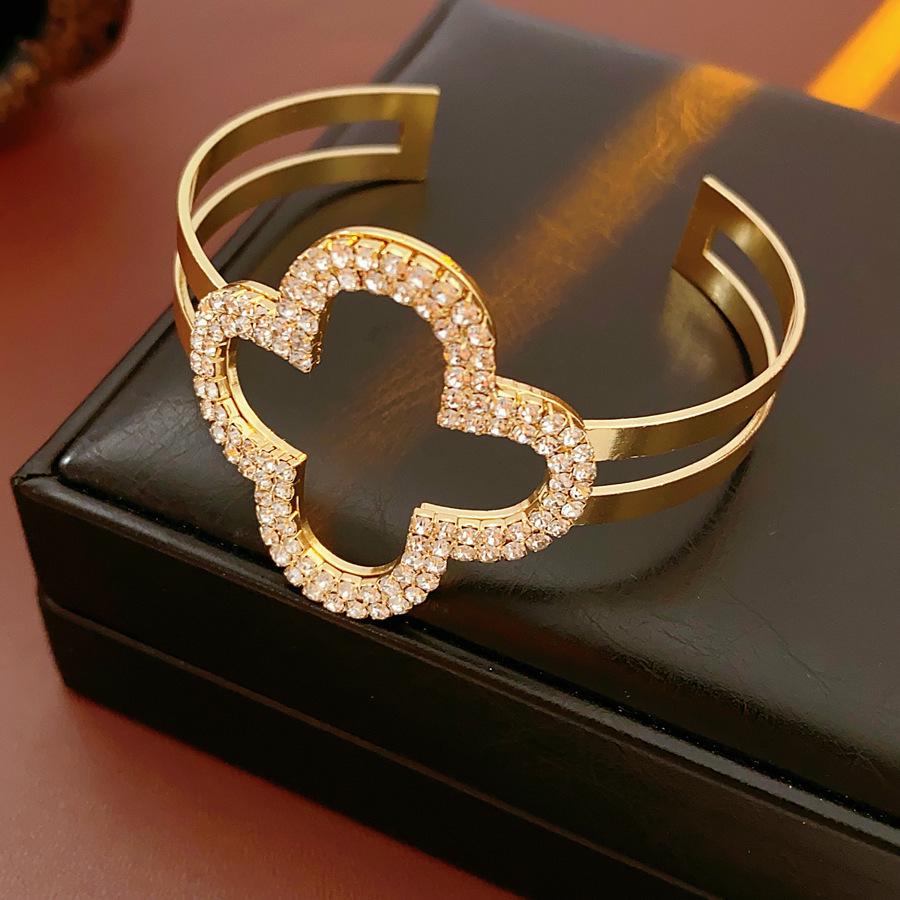 Europäischer & Amerikanischer Mehrschichtiger Schmetterling Offener Armreif: Luxuriöser, modischer und vielseitiger Damenschmuck für alltägliche Eleganz.