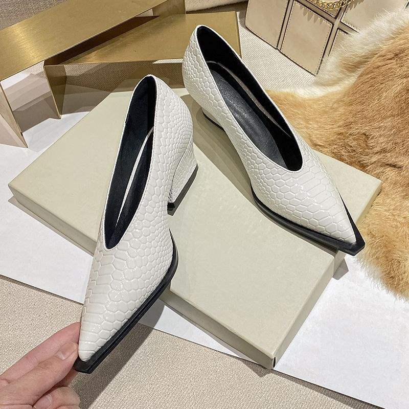 2025 Autumn and Winter New Pointed Head V Mouth Thick Middle Heel Patent Leather Single Shoes Women's Soft Snake Skin Versatile Wedge Heel Retro Gran