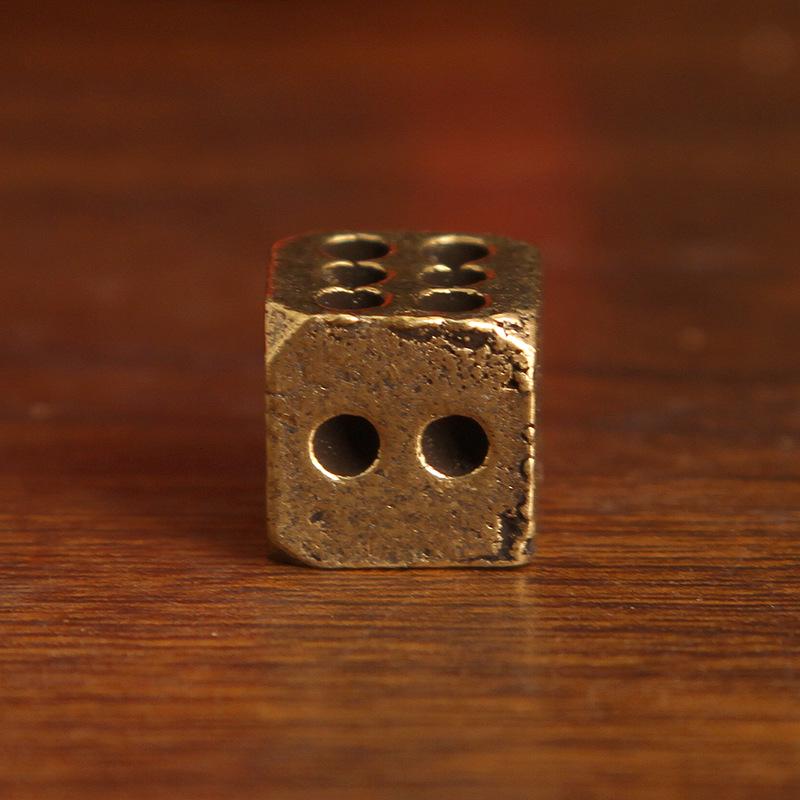 

Ретро латунні кубики – Креативний бронзовий дизайн для нічних клубів та барів