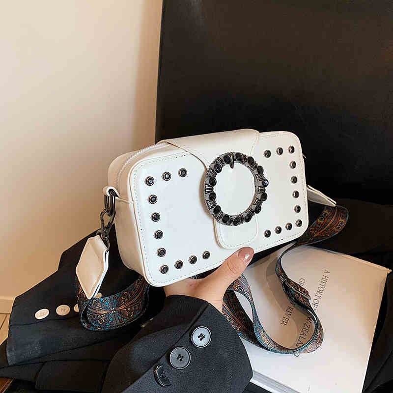 

Сумка через плечо в стиле ретро премиум-класса с заклепками для женщин, новая модная маленькая квадратная сумка, повседневная универсальная однотонная сумка через плечо