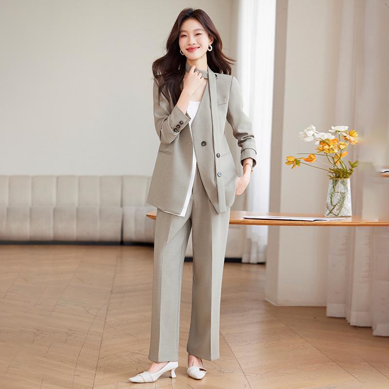 

Sophisticated Women s Two-Piece Blazer & Pants Set XXL (63-70 kg)