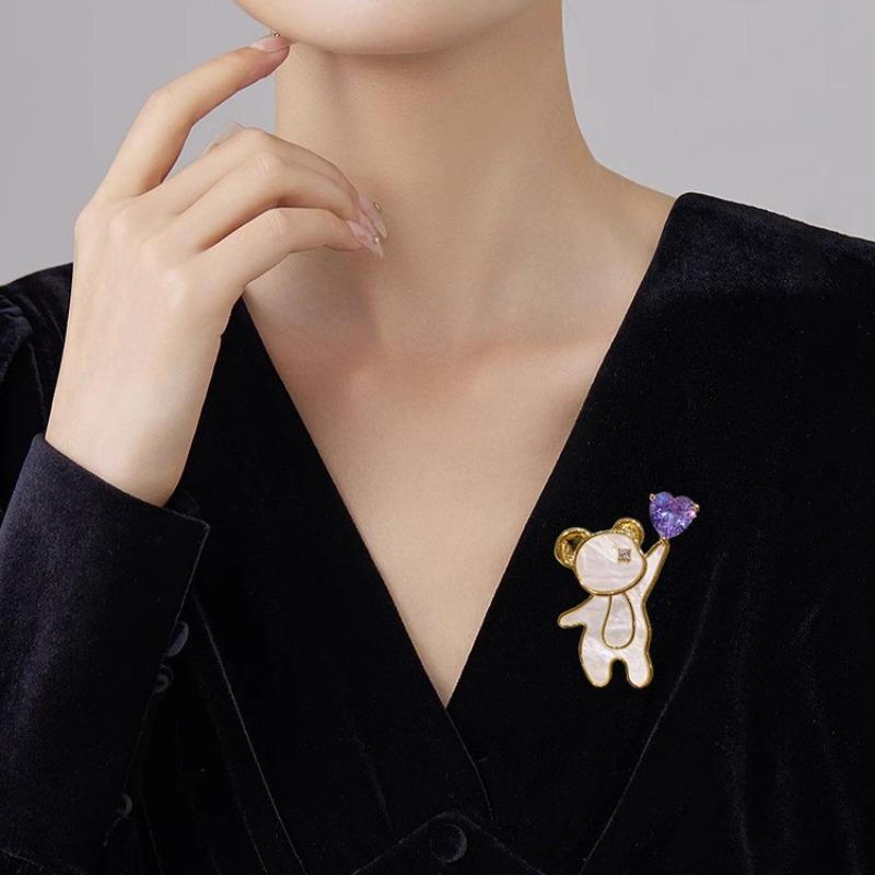 Cartoon Heart-shaped Little Bear Chest Piece with Sweet Charm. Mother-of-pearl Chest Decoration with Light and Luxurious, Niche Design Charm Brooch.