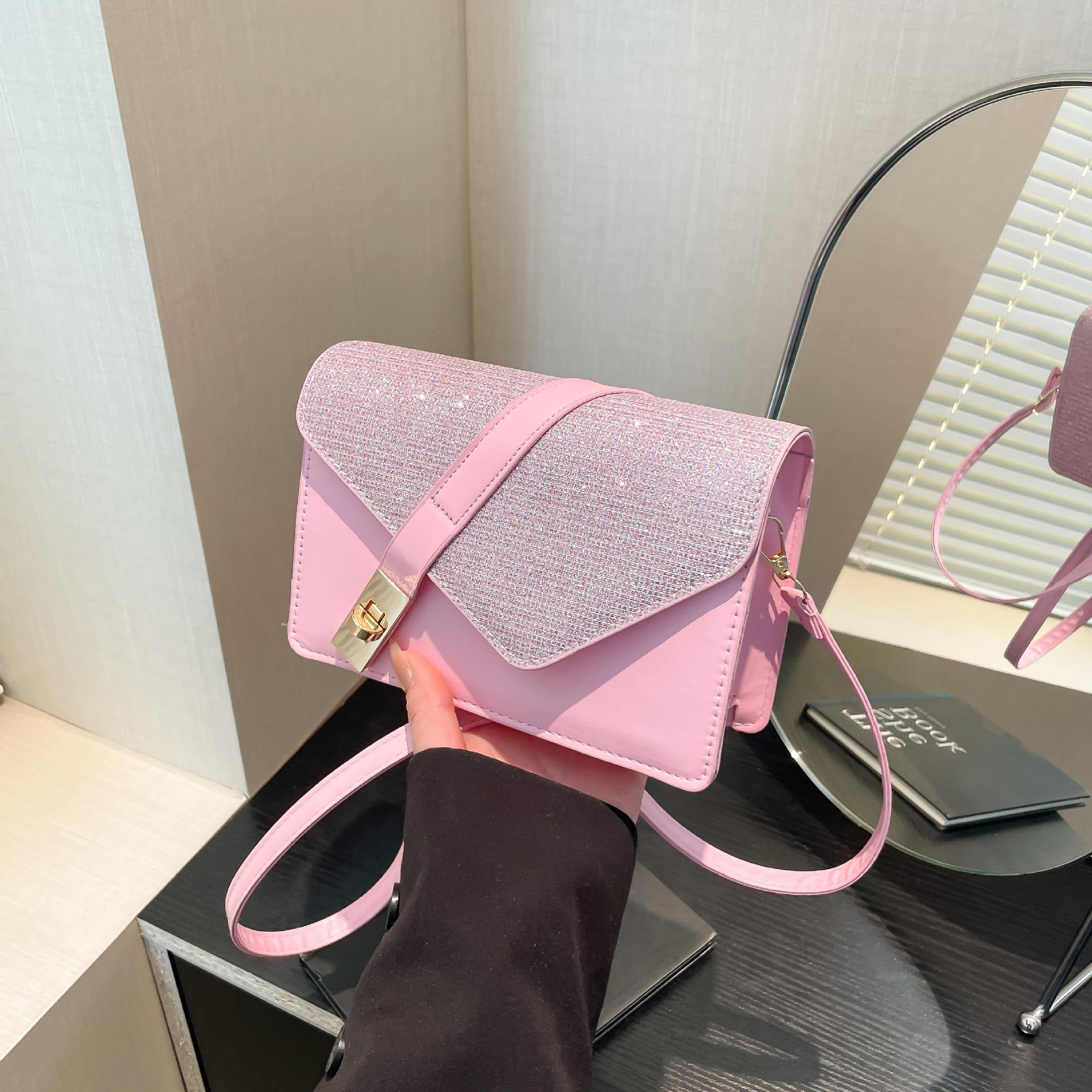 

Высококачественная и универсальная сумка-мессенджер ins женская 2025 новая модная геометрическая сумка с клапаном и замком, маленькая квадратная сумка розовый