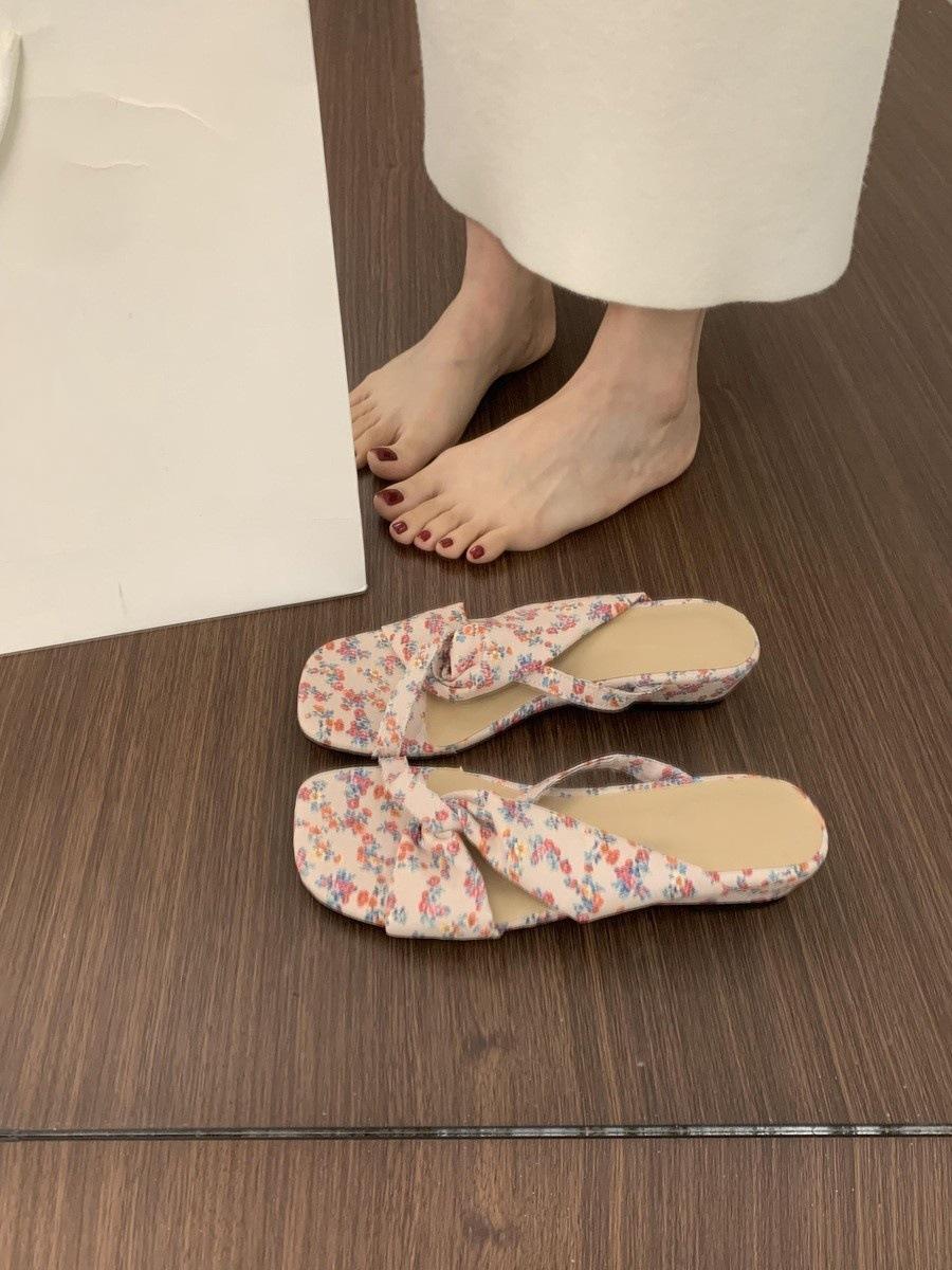 

Gentle evening breeze cross with open-toed slippers for women s summer wear, not tired of small slope heels, beautiful floral cool slippers 35