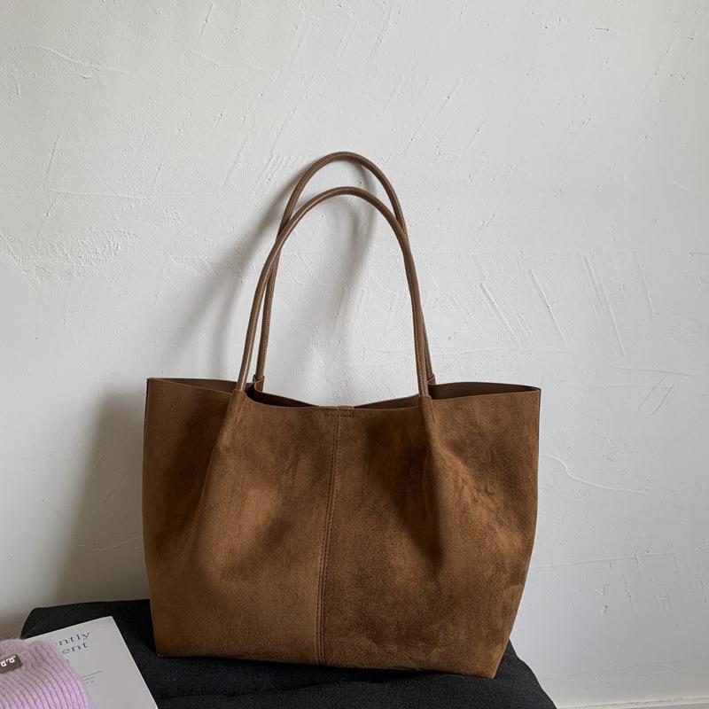 

Осень новая замшевая сумка-тоут большой вместимости для поездок на работу 2025 корейская версия женская повседневная простая ins сумка через плечо коричневый