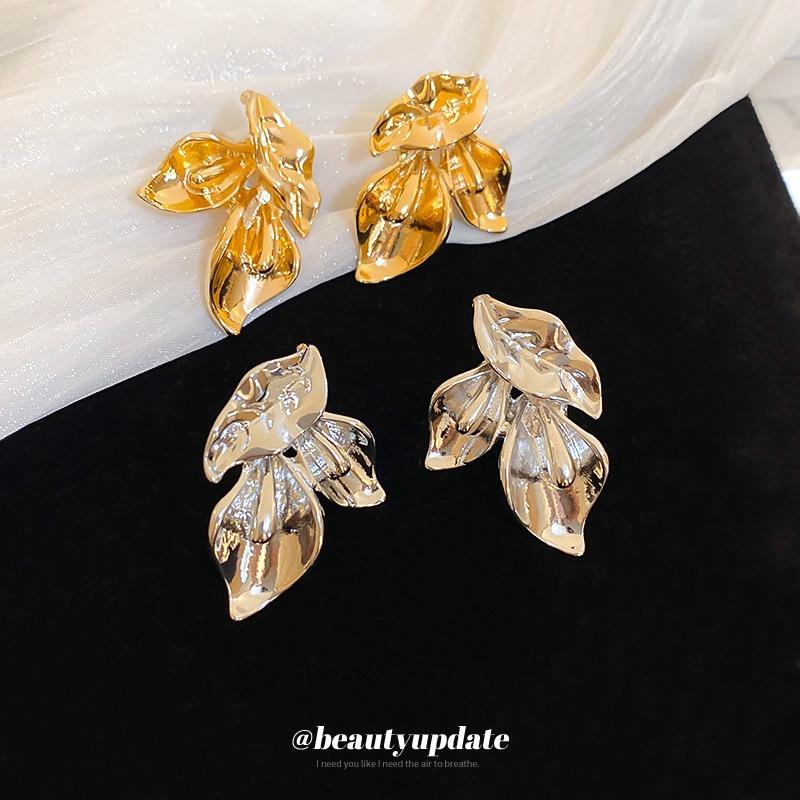 Silver Needle Cold Wind Niche Retro Metal Flower Stud Earrings Design Sense Earrings Simple Fashion High Sense Earrings Women